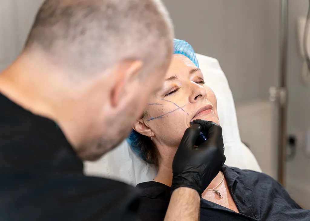 A course delefate practices on a model at Smart Aesthetics Academy