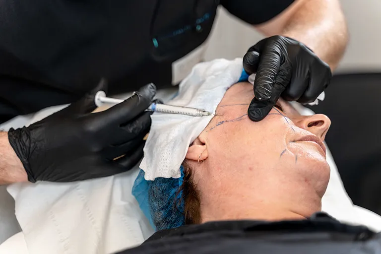 A delegate injecting a model during a training course