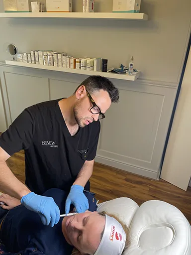 A delegate injecting a model during a training course